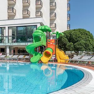 Hotel 2000 Con Piscina E Giardino